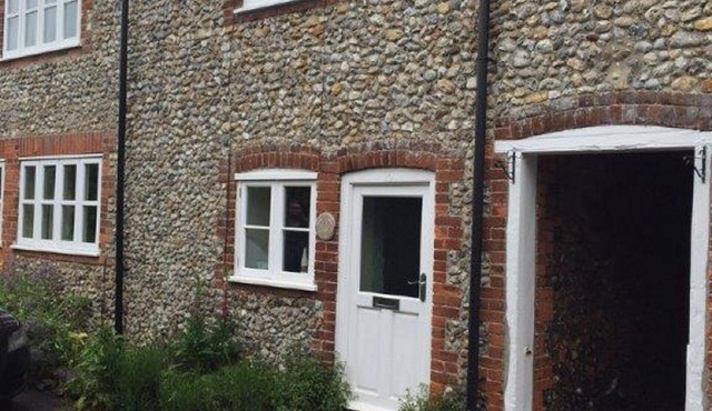Pretty flint cottage in tranquil setting close to coast and Walsingham shrines