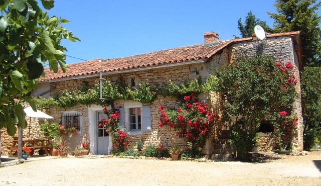 Pretty Charantais cottage. WIFI. With private pool & garden, tranquil location
