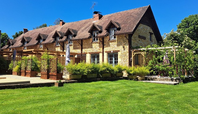 Pretty end terrace cottage with en-suite facilities and its own private garden.