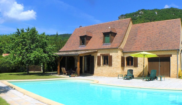 PRETTY GITE WITH PRIVATE POOL AND ENCLOSED GARDEN SET IN THE GOLDEN TRIANGLE