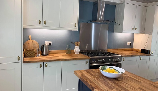 Pretty Georgian cottage with large private walled garden