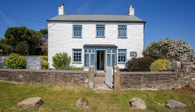 Pretty Georgian farmhouse in peaceful village location near the sea.
