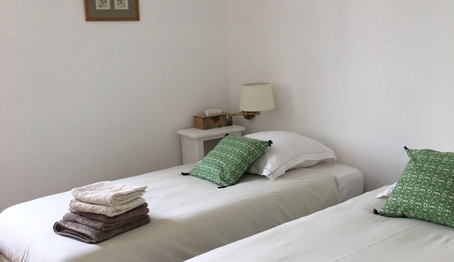 Pretty gîte with garden in exceptional medieval town.