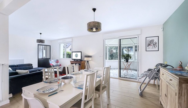 Pretty house, veranda and garden for 6 people