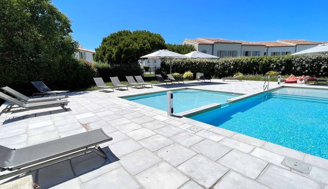 Pretty house in residence - yard - pool - parking