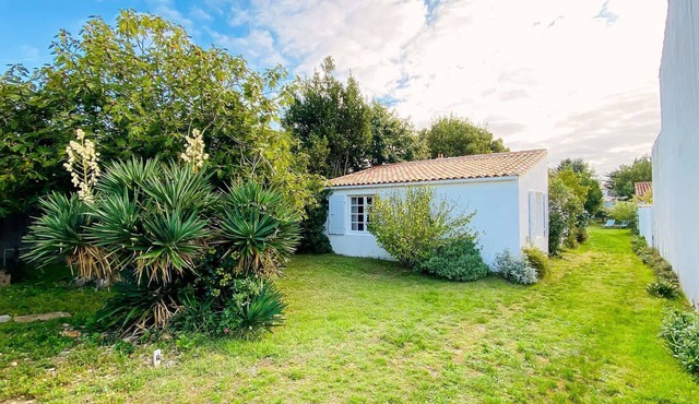 Pretty house in the heart of Loix with parking