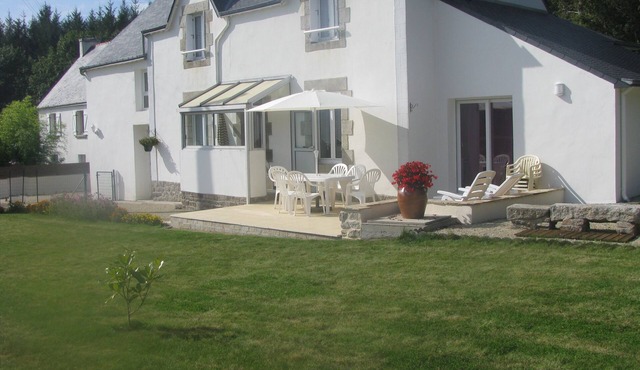 PRETTY HOUSE LOCATED BETWEEN COUNTRYSIDE AND SEA