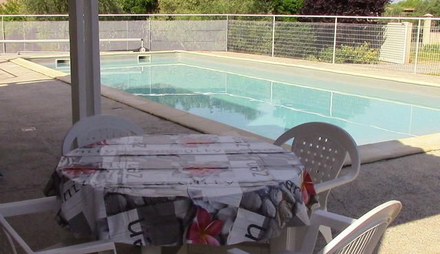 Pretty house near the sea, large swimming pool