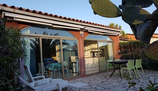 Pretty house with garden, sea view, in residence with swimming pool