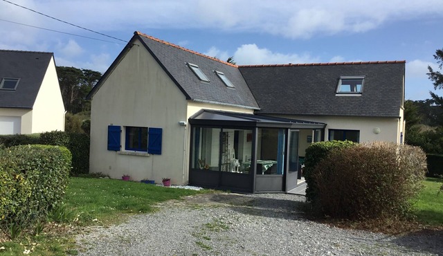 Pretty house with large garden 250 metres from the superb Tréompan beach