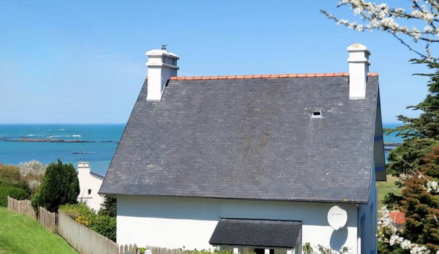 Pretty house with breathtaking sea view 5 minutes walk from Vougot beach