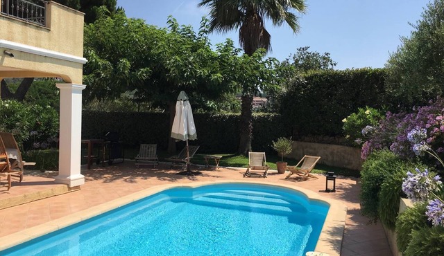 Pretty house with swimming pool near beaches