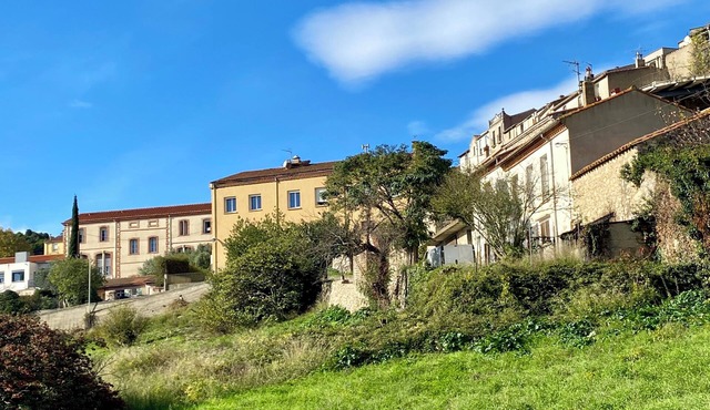 Pretty house with terrace in a village perched on the hillsides of Roussillon