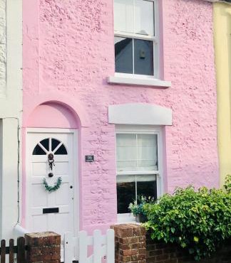 Pretty in Pink - delightful, cosy chichester house
