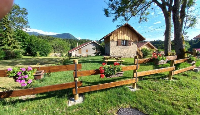 Pretty little cottage between lake and mountains