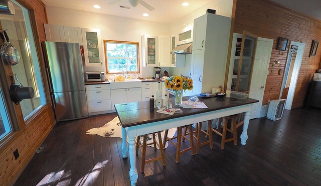 Pretty Lake Guest House On 30 Acres - Minutes From Columbia