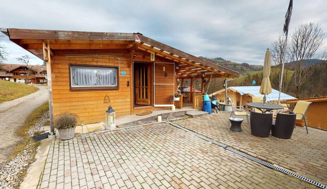 Pretty lodge with jacuzzi, in the nature