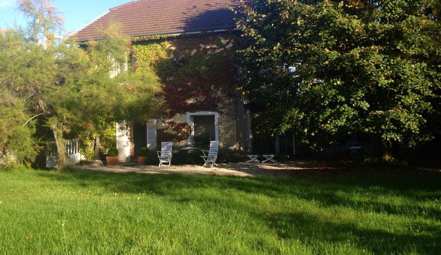 Pretty lodging between town & countryside in park in Dijon, on side of vineyards