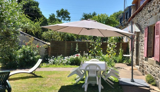 Pretty longère with enclosed garden, 3 *. Ajoncs d'Or beaches and golf nearby.