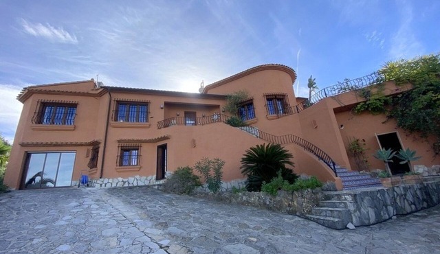 Pretty, luxurious villa with private pool and superb view