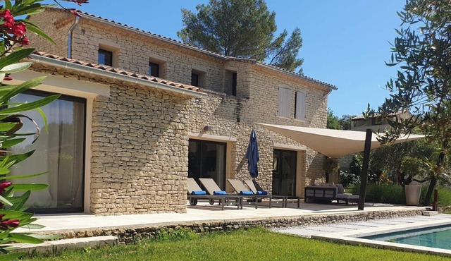 Pretty modern stone house with swimming pool near Gordes
