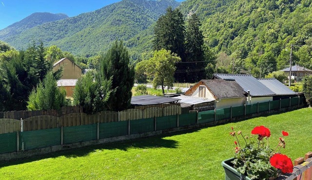 Pretty Mountain View 2-bedroom Pyrenees Apartment