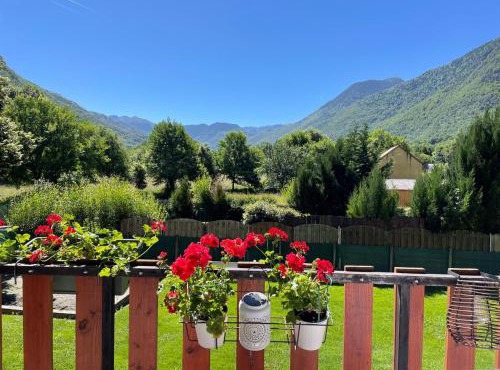 Pretty Mountain View 2-bedroom Pyrenees Apartment