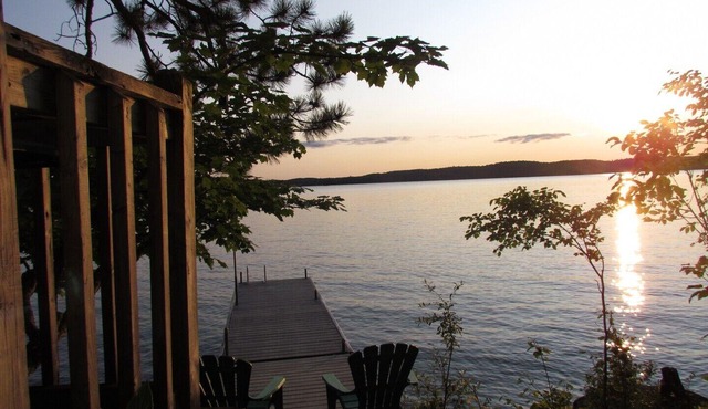Pretty Muskoka cottage and deck close to lake. Fabulous SW View Sun all day