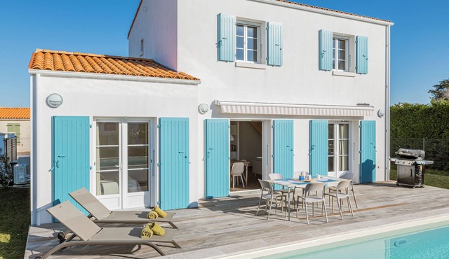 Pretty new house with fenced garden, swimming pool and air conditioning.