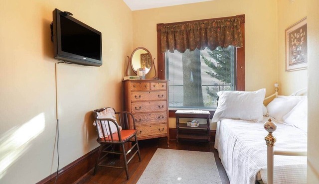 Pretty N Plaid @ The Manheim Manor BnB