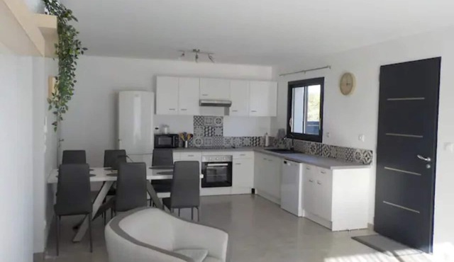 Pretty new 3-bedroom villa at the foot of the vineyards