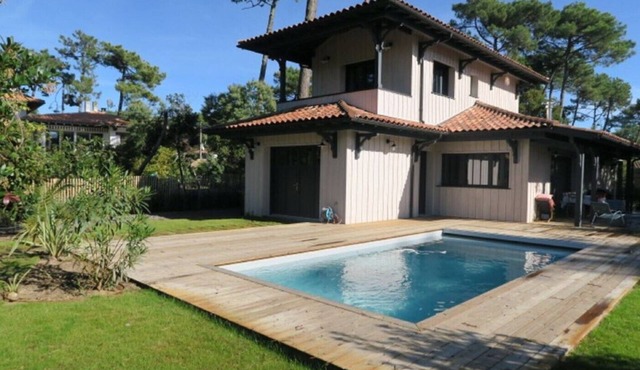Pretty new villa with heated pool in the center of Cap Ferret