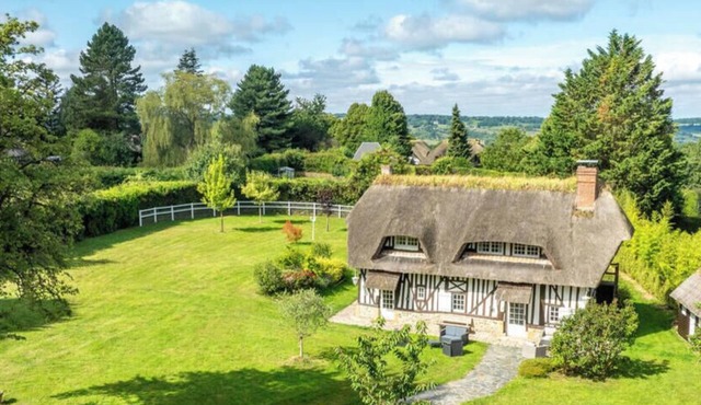 Pretty Norman cottage in the heart of the Auge region. Quietly. 4000 m2 plot