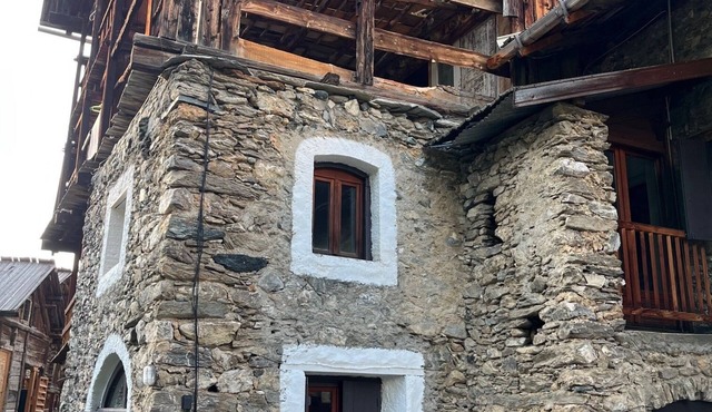 Pretty old house in Saint-Véran, in the heart of the village, large terrace
