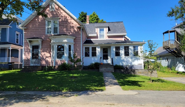 Pretty old house in Newport with WiFi
