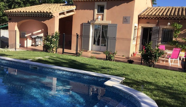 PRETTY PROVENCAL VILLA IN THE HEART OF THE LUBÉRON PARK 7 MIN FROM GORDES