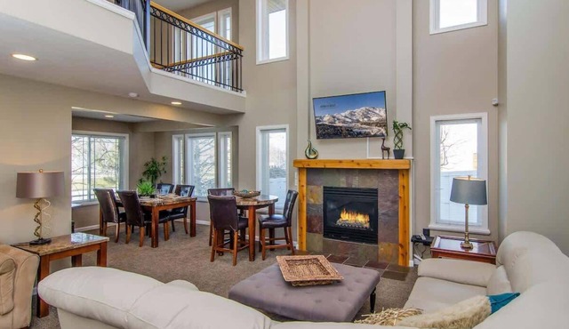 Pretty Parkside Place * Private Hot Tub *Foosball