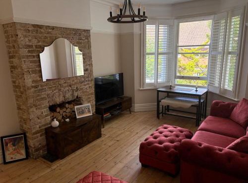 Pretty period property sleeps 4 guests with shared garden