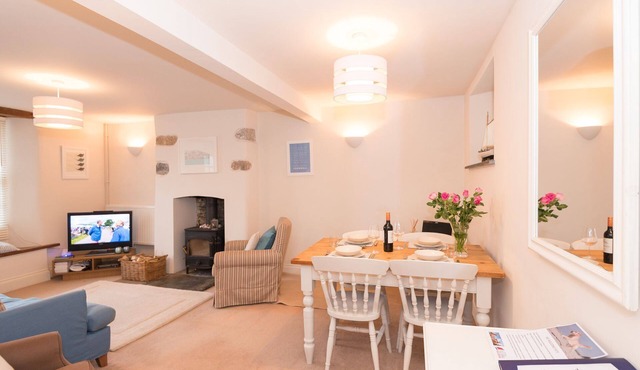 Pretty, Pet Friendly Cottage with Parking, Wifi and River Views.