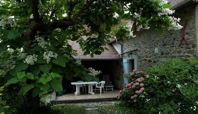 Pretty, petite house with garden between Béarn and Basque Country (for 2-4)
