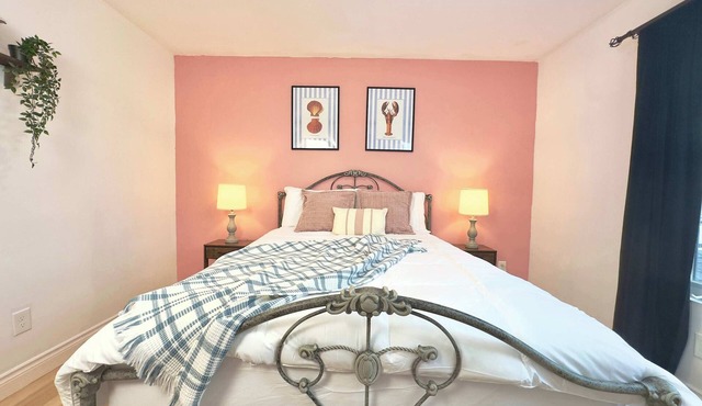 Pretty Pink Room Near Lake Erie | Weekday Getaway