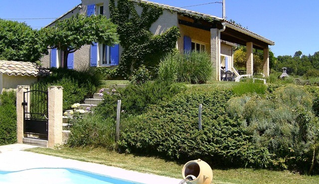 Pretty Provencal villa at the foot of Mont Ventoux with heated pool