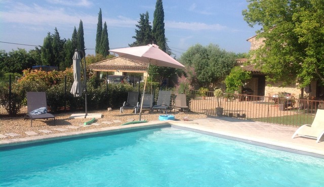 pretty Provencal farmhouse in the heart of the Luberon (between Gordes and Roussillon) with swimming pool