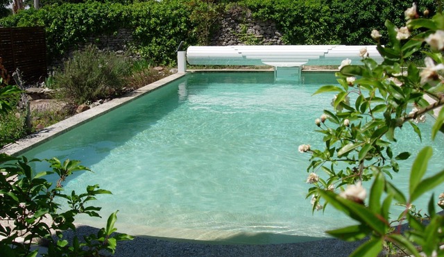 Pretty quiet villa with beautiful pool and garden in Uzès