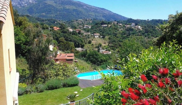 Pretty recent villa with swimming pool, quiet and greenery, 7 minutes from the beach