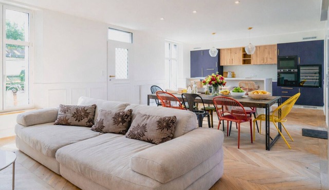 Pretty renovated town house Les Sables sleeps 13