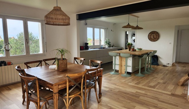 Pretty renovated villa with sea view, a few steps from the beach.