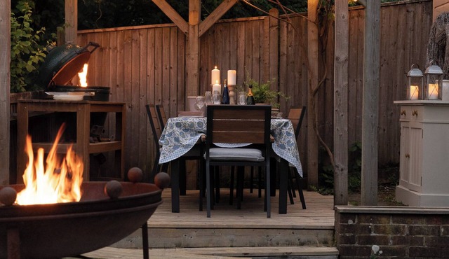 Pretty Riverside Cottage, PetworthnTwo Bedrooms, Sleeps 3. Dogs Welcome