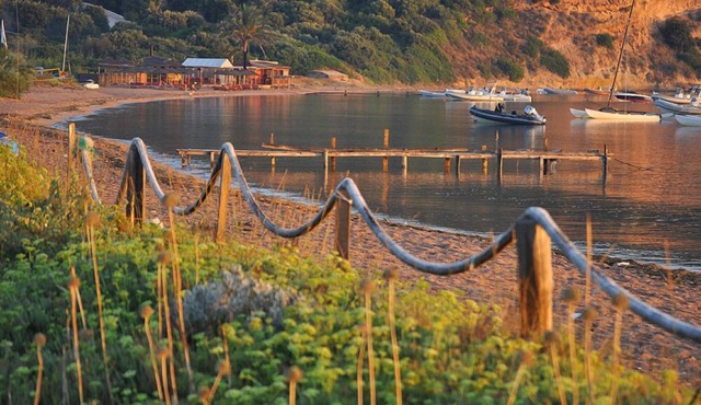 Pretty shed feet in the water with large private garden
