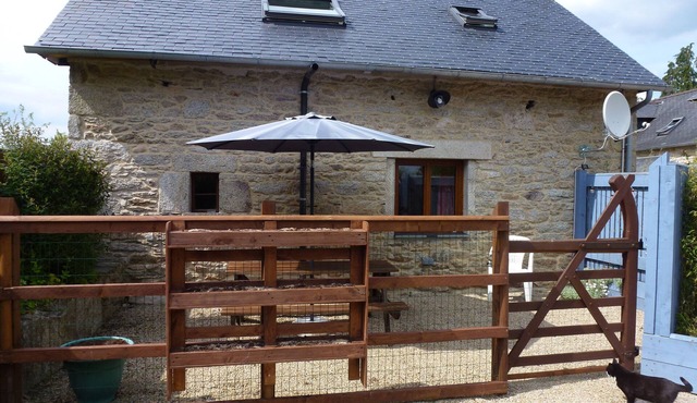 Pretty stone cottage in tranquil countryside in the Monts d'Arree